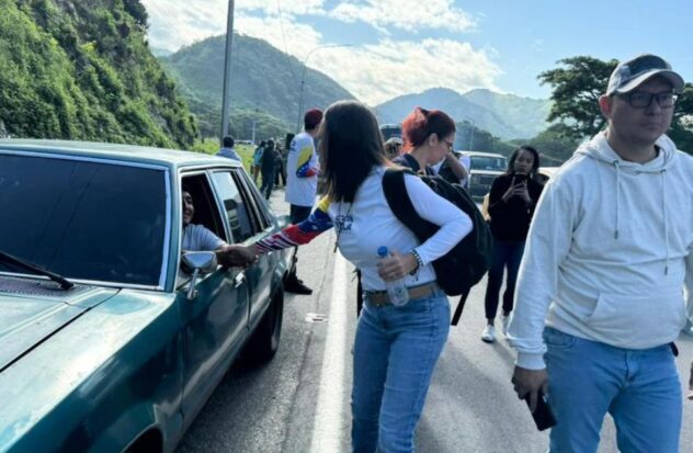 Maria Corina Machado walks along highway in Venezuela in the face of regime obstacles
