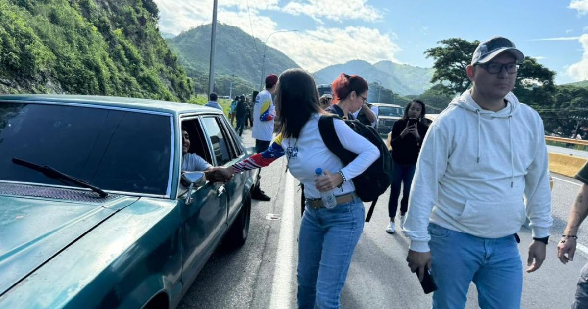 Maria Corina Machado walks along highway in Venezuela in the face of regime obstacles
