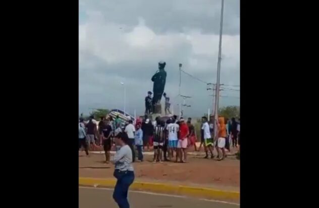 Mob topples Hugo Chavez statue in protest against Maduro fraud
