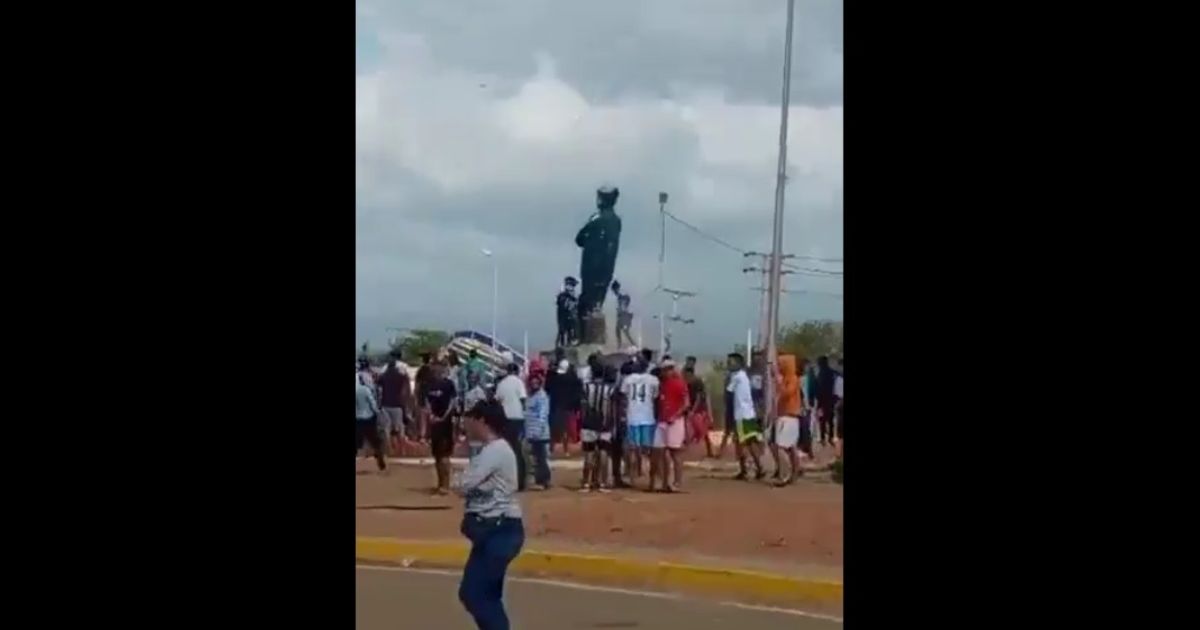 Mob topples Hugo Chavez statue in protest against Maduro fraud