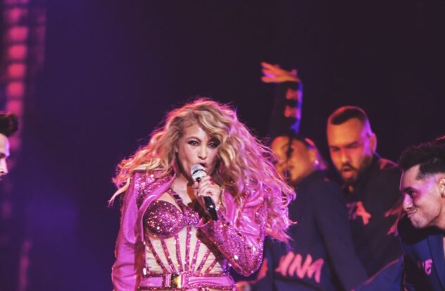 Paulina Rubio complains to her drummer about the lack of synchronization in concert
