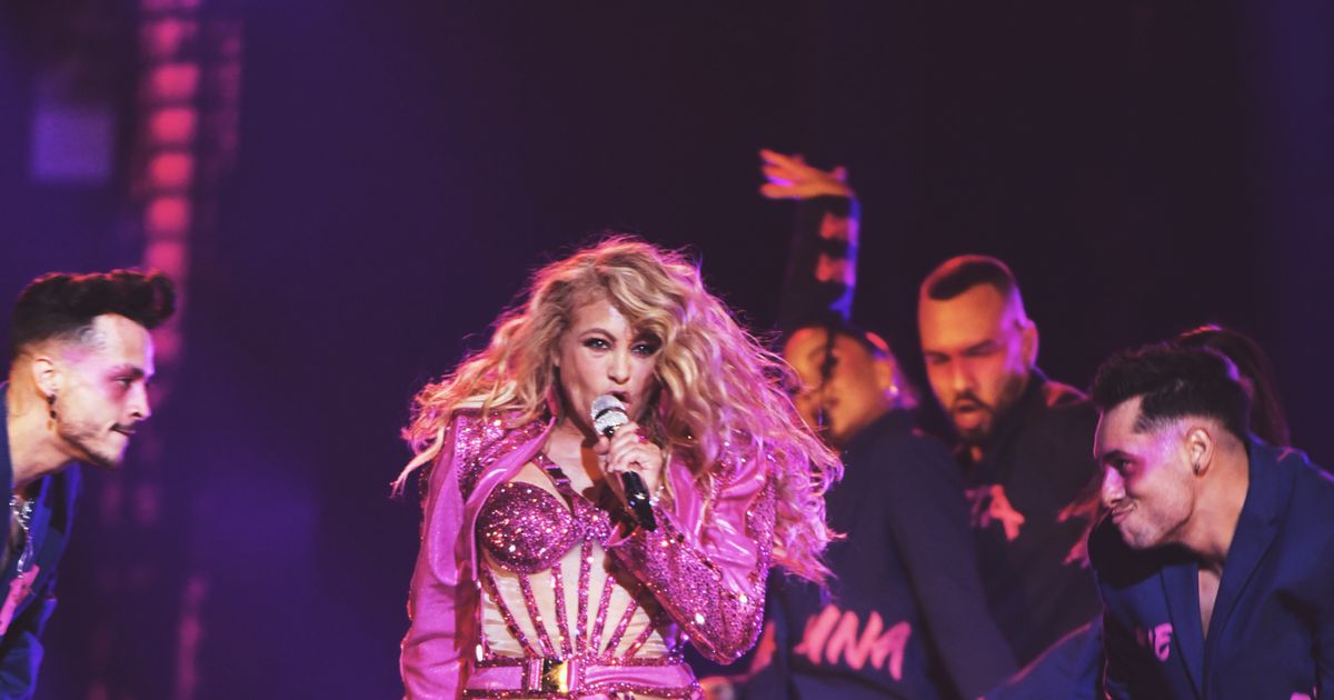 Paulina Rubio complains to her drummer about the lack of synchronization in concert