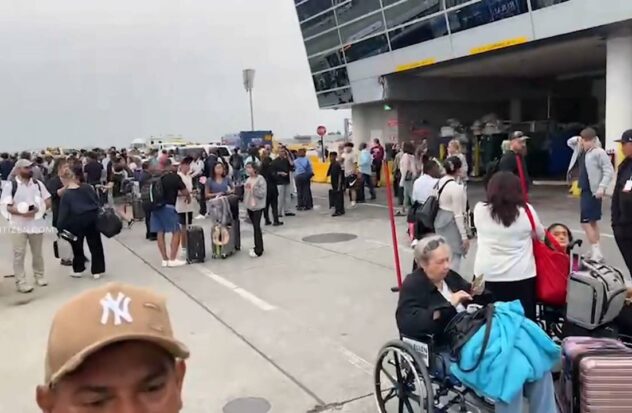 Several injured and dozens evacuated in Kennedy Airport fire
