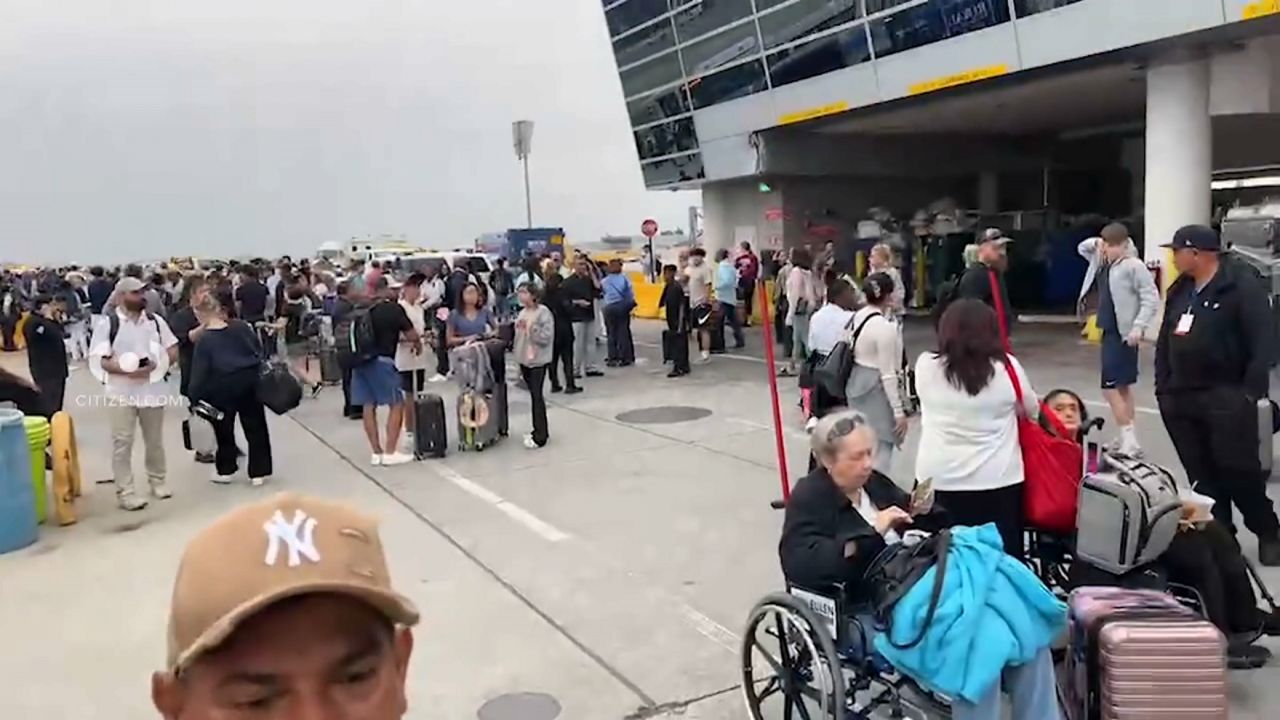 Several injured and dozens evacuated in Kennedy Airport fire