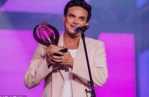 Silvestre Dangond receives lifetime achievement award at the Heat Latin Music Awards
