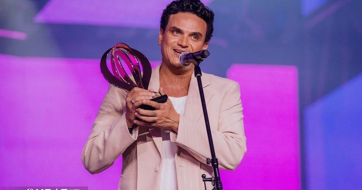 Silvestre Dangond receives lifetime achievement award at the Heat Latin Music Awards