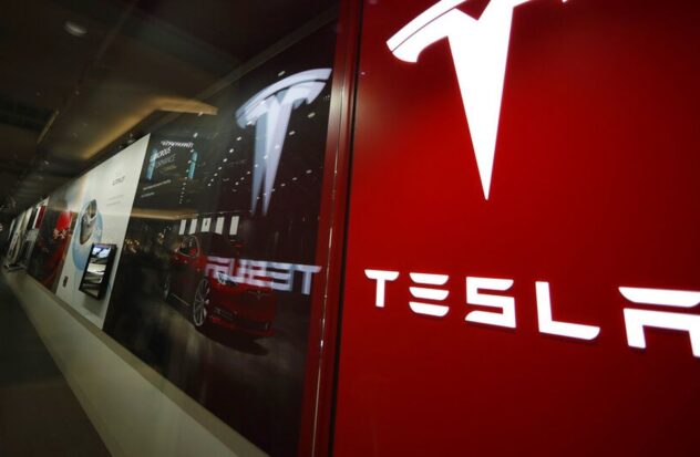 Tesla delays presentation of its autonomous robotaxi
