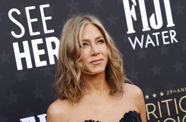 The moment when Jennifer Aniston was thrown paint during filming goes viral

