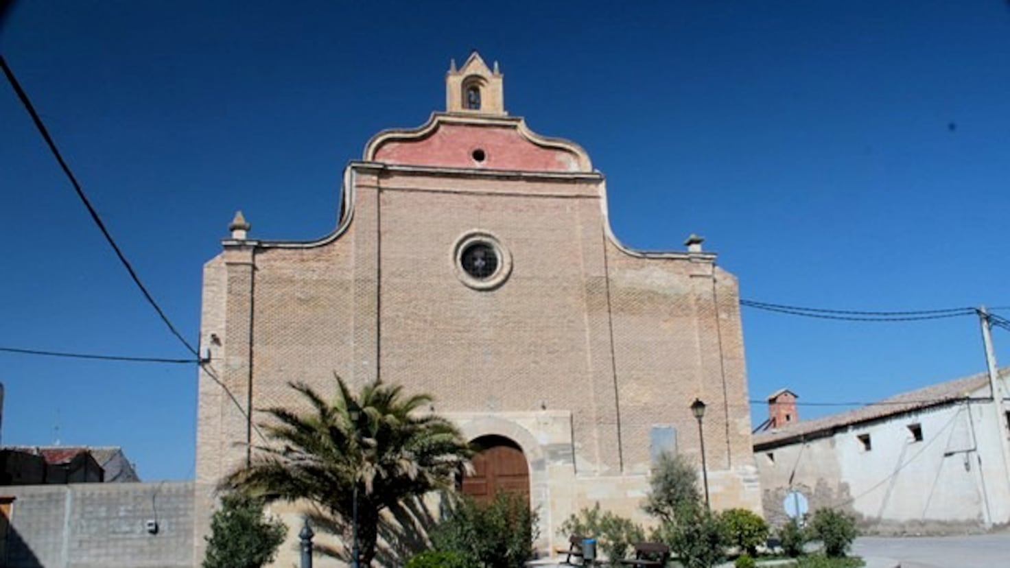 The town in Zaragoza that offers a free house and car with a job offer