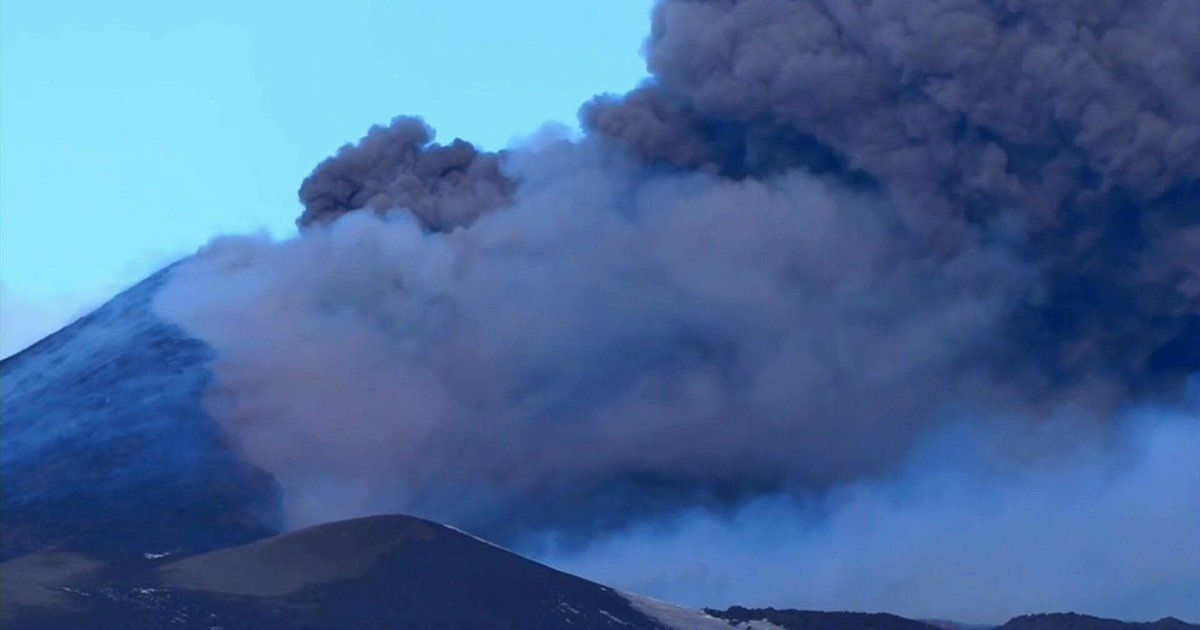 New eruption of Etna volcano disrupts flights in Catania