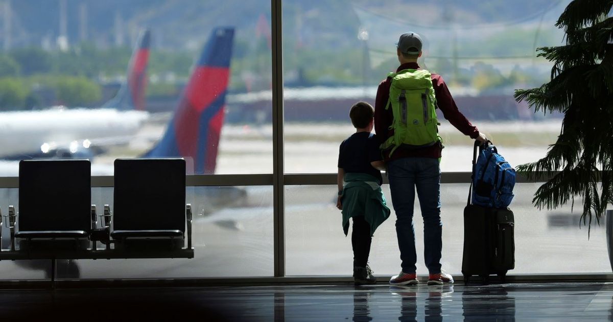 US proposes rule banning airlines from charging parents extra for sitting next to their children